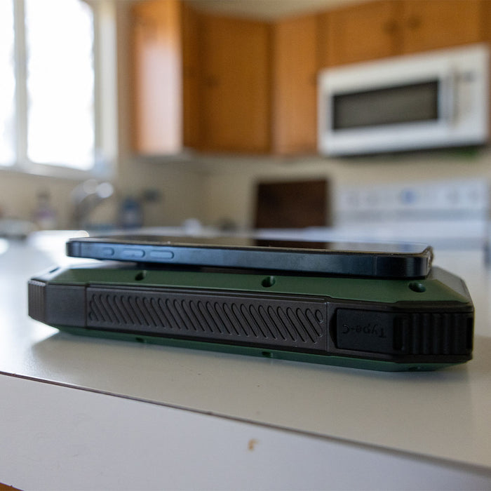Ready Hour Wireless Solar PowerBank Charger & 20 LED Room Light